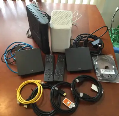 Équipement pour 2 télés 2 modems 2 manettes 1 boîte blanche pour internet 1 boîte noire pour télépho...