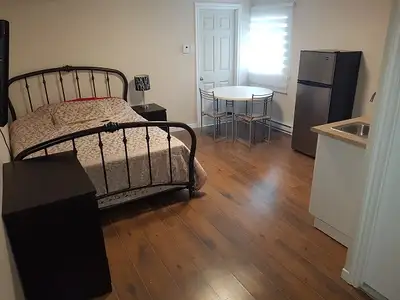 Grande chambre salle de bain privée - Metro Honoré-Beaugrand - B 3070 RUE ST-EMILE 514-577-7673 ** v...
