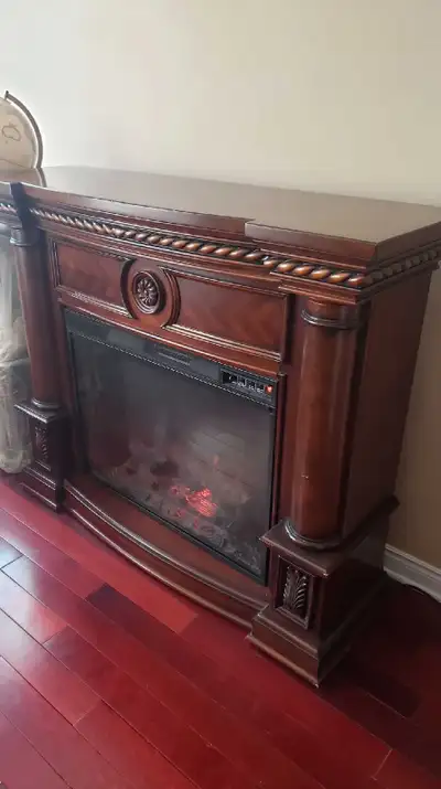 foyer electrique en bois massif 55po x 17po H 47 po valeur $2599 + taxes hardwood electric fireplace...
