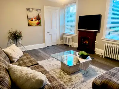 3 Bedrooms Apartment for Rent (1 Parking Free)