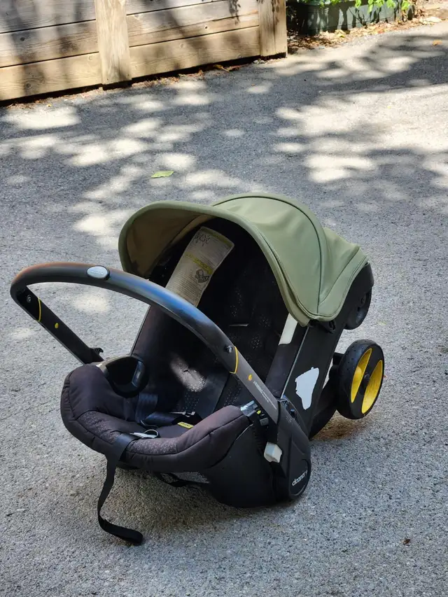Used Doona travel baby stroller with base in Strollers, Carriers & Car Seats in City of Montréal - Image 7