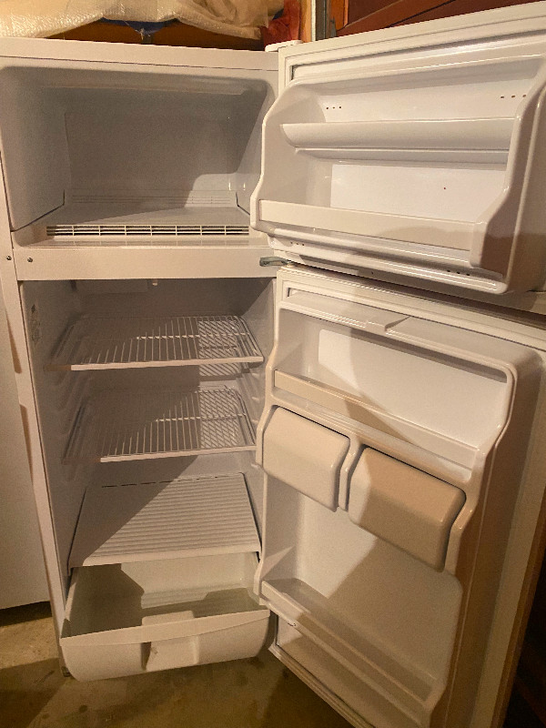 Apartment size fridge (ideal for beer fridge/cabin/extra fridge in Refrigerators in Saskatoon - Image 2