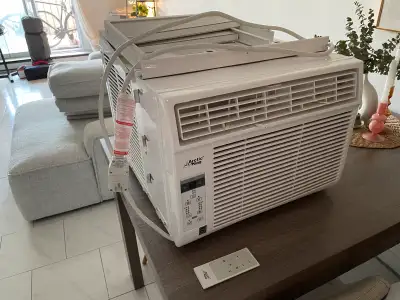 Climatiseur de fenêtre Arctic King 12 000 BTU — Très bon état Je vends un climatiseur de fenêtre Arc...