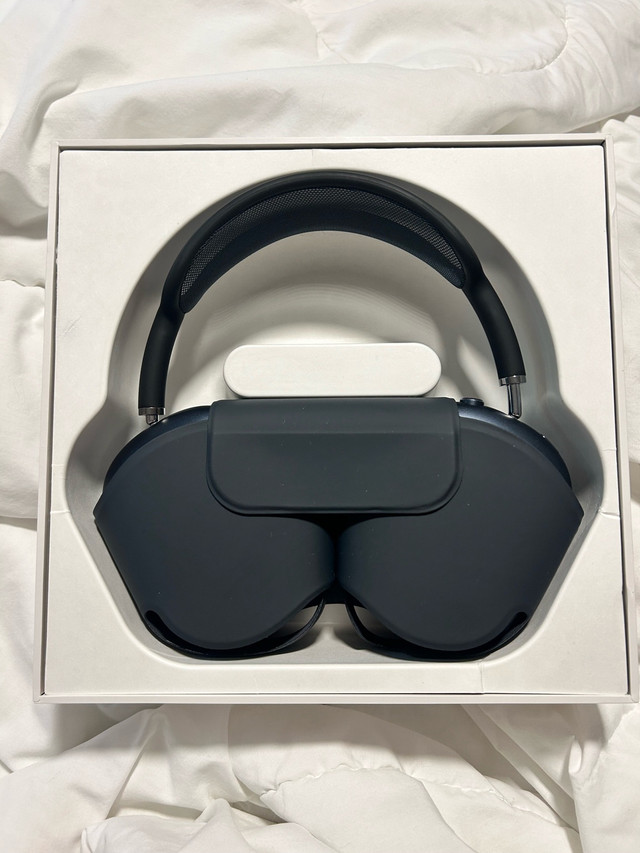 Apple AirPods Max (Midnight) in General Electronics in Dartmouth - Image 2