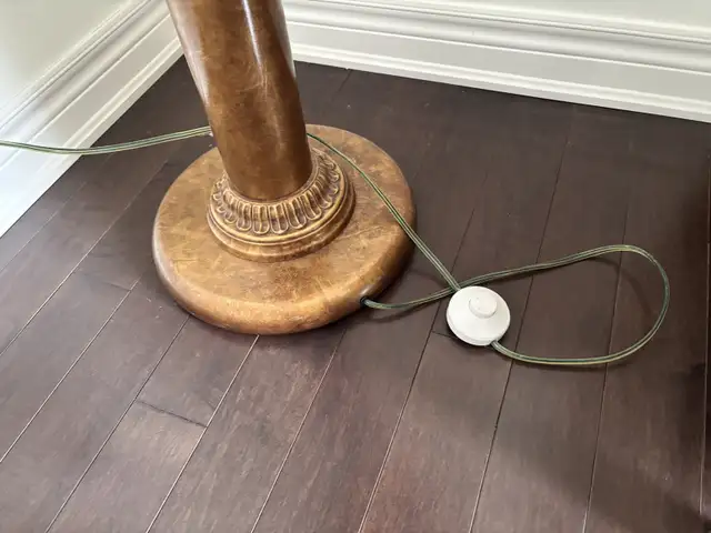 Elegant Antique Gold Torchiere Floor Lamp in Other in Markham / York Region - Image 4