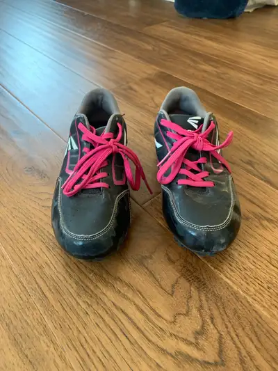 Women’s sz 7 baseball/softball cleats, View more