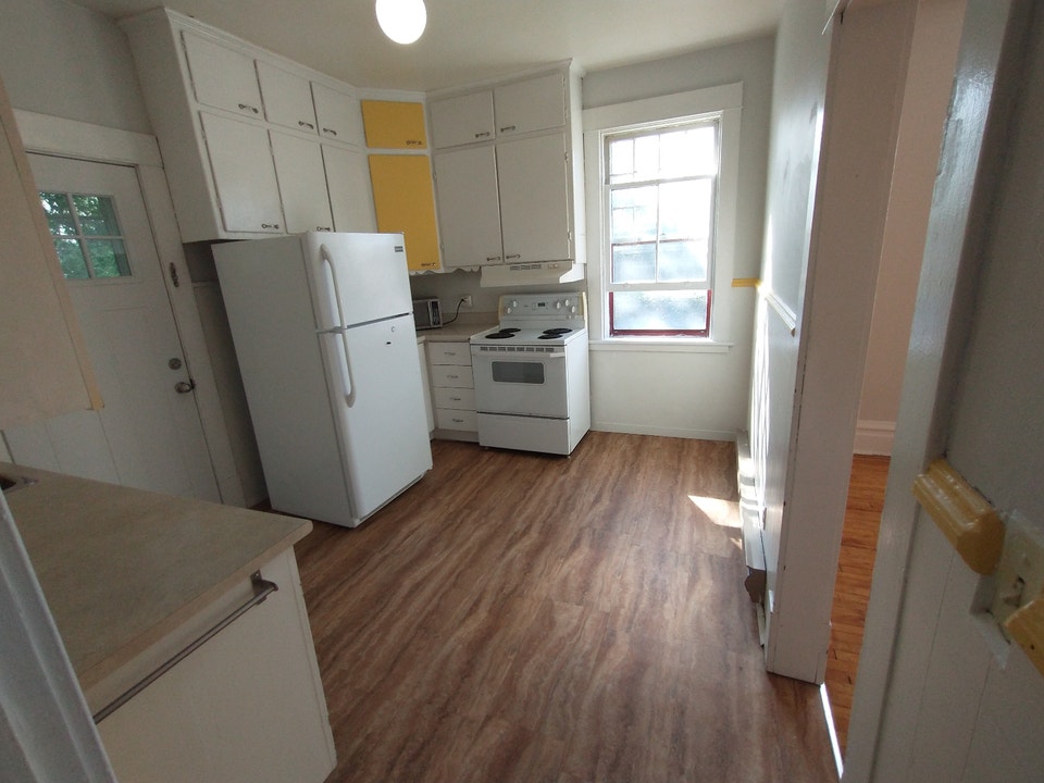 2 bdrm Old Ottawa East- Main/Hazel- short commute to CHEO 2