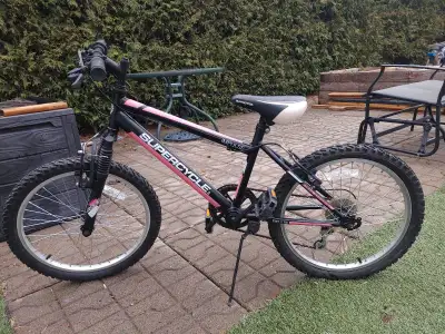Pratiquement neuf utilisé 2 ou 3 fois .... *Roue de 20 pouces *5 vitesse *pour enfant (5 a 13 ans) E...