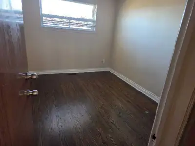 A nice 3 bdr/1bth house available for rent in North York. Laundry is avialable in the unit. Close to...