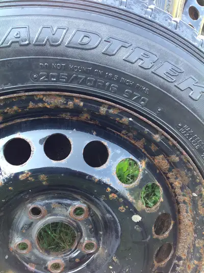 GrandTrek SJD SJ6 studless 205/70R16 970 mounted on Chev Rims