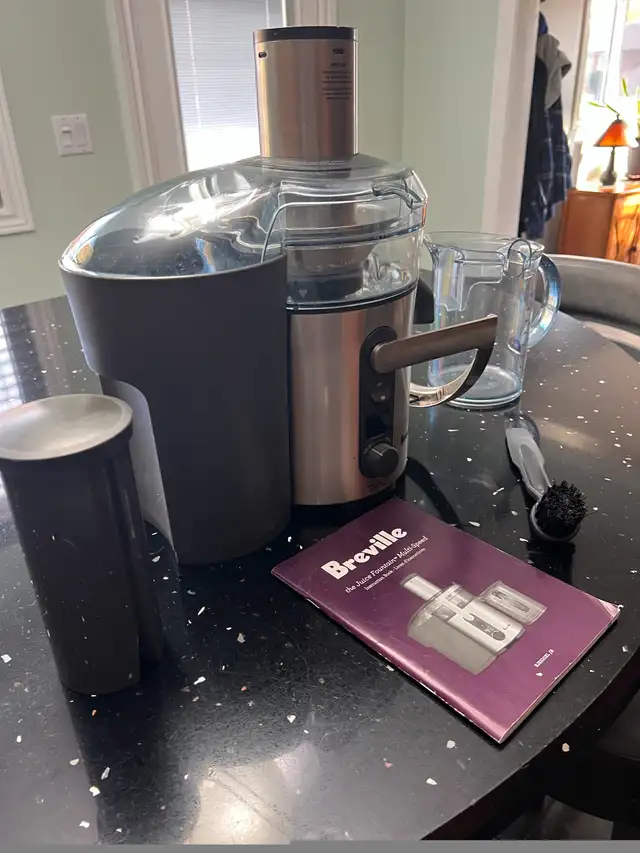 Breville Juicer in Processors, Blenders & Juicers in Hamilton - Image 4