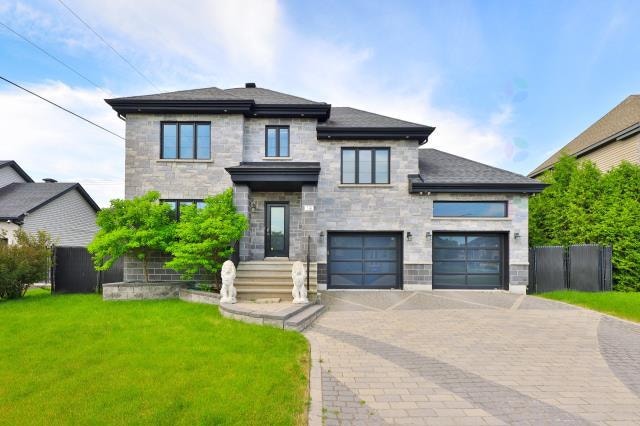 Maison à vendre à Blainville – 6 chambres – Garage double 1.1 M — photo 1
