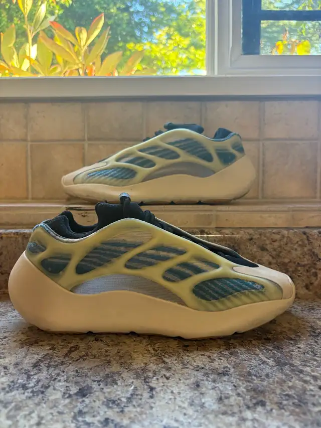 Yeezy 700 Kyanite in Men's Shoes in Nanaimo - Image 2
