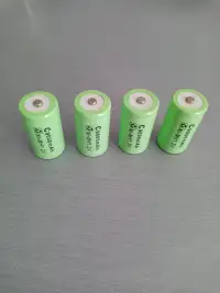 4 piles ou batteries rechargeables type C. 
Ni-MH 1.2 volt