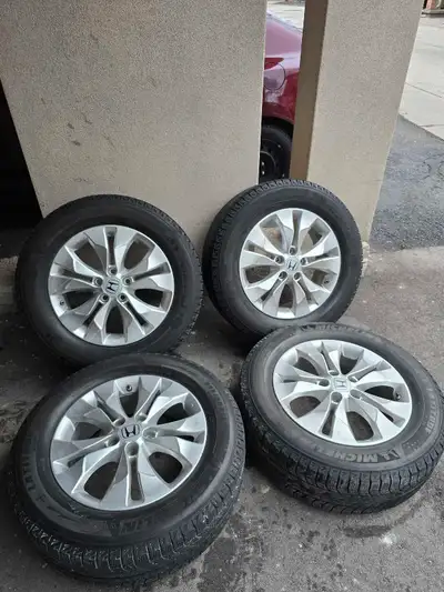 Wheels Honda Crv r17 225/65 Michelin Winter Latitude x-ice. Sale as is. 7mm. Left . Has (TPMS).