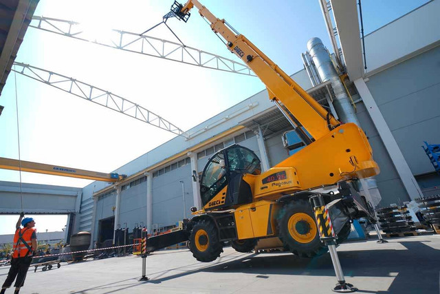 2017 Dieci 40.25 Rotating Telehandler  in Heavy Equipment in Whitehorse