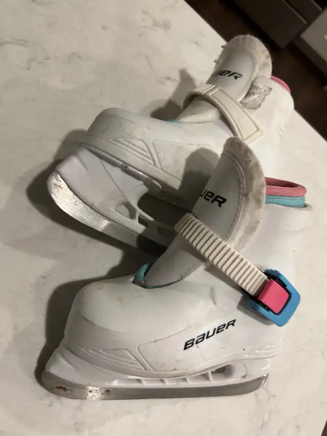 tiny girls skates 6/7 size  in Skates & Blades in Guelph - Image 4