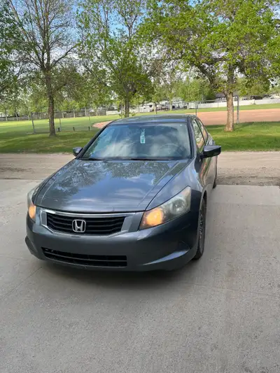 4 cylinder. Cloth interior. 2 sets of tires on rims. Command start. Everything works. Owned it for 1...
