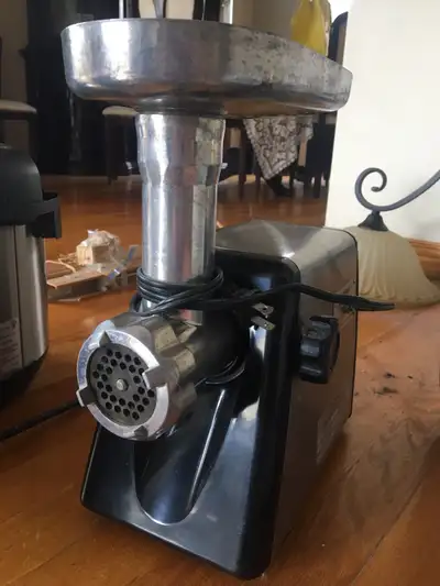 This is a used Cuisinart meat grinder, perfect for home use. It features a sturdy build and comes wi...