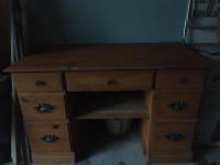 Bureau  solide a  7 tiroirs en pin/ 7 Drawer pine desk