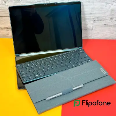 Lenovo Yoga Book 9i 13IRU8 13.3" (Intel Core i7 - 16GB RAM - 2TB SSD - Intel Iris Xe Graphics) - 82Y...