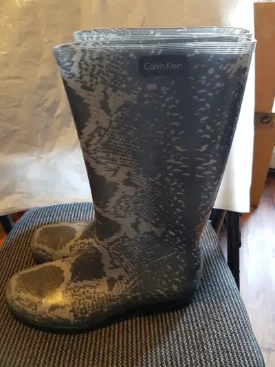 CALVIN KLEIN GRAY SNAKE PRINT RAIN BOOT - SIZE 10, View more