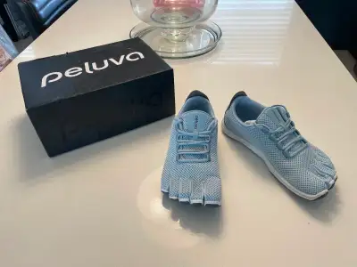 Peluva Womens Strand Sport Mesh Sneakers Shoes Barefoot Toe, Size 8.5- “Winter Sky” Brand New in box...