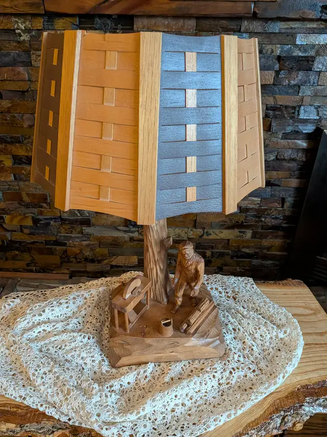 Vintage handcrafted wooden table lamp in Other in Ottawa - Image 4