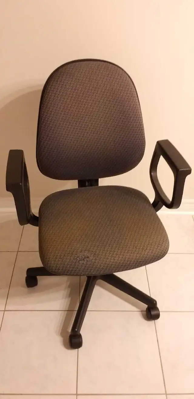 Office Chair in Chairs & Recliners in Markham / York Region - Image 2