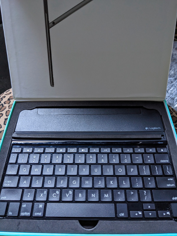 Logitech, Ultrathin keyboard - iPad Air2 in iPads & Tablets in Calgary - Image 3