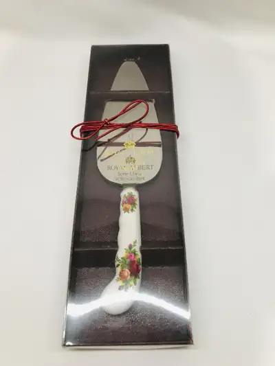 Royal Albert Old Country Roses Pie Server Made In England. New In Box, No Damage