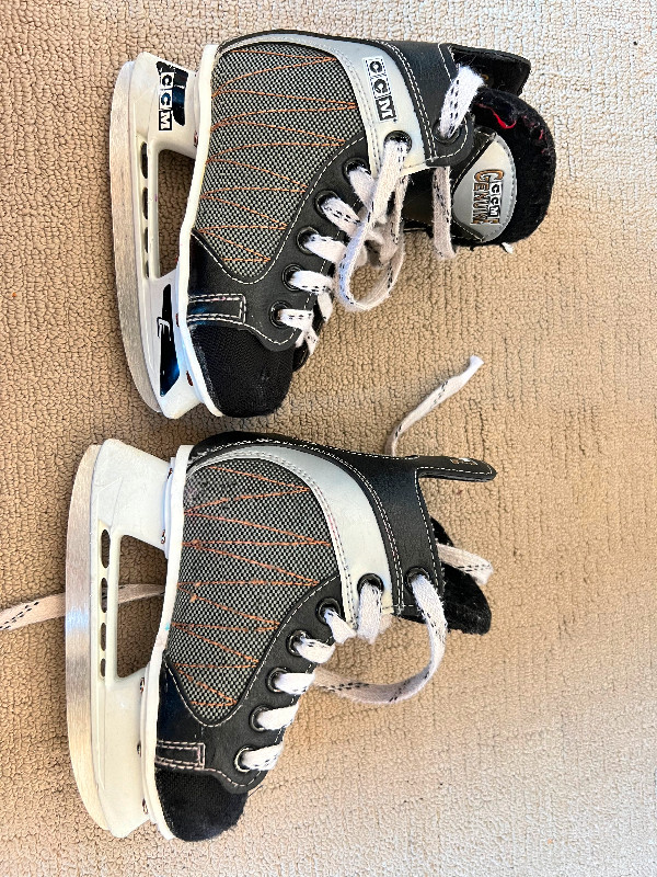 CCM Patins enfant youth hockey recreational skates taille/size 9 dans Patins et patins à roulettes  à Ville de Montréal