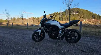 Je vends ma Yamaha FZ-07, une moto de route agile et performante, parfaite pour la ville comme pour...