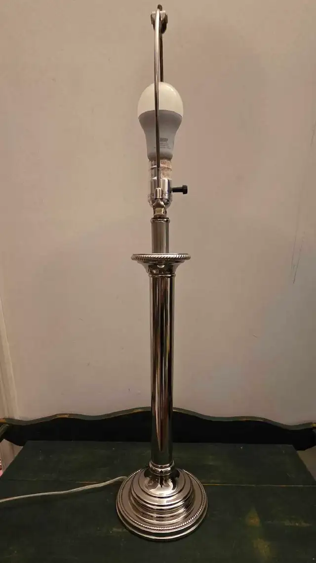 Vintage-style silver columnar table lamp in Indoor Lighting & Fans in City of Toronto - Image 8