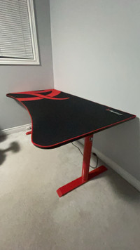 Arozzi Arena Computer Gaming Desk 