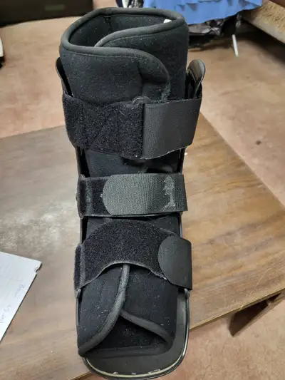 Walking boot is in good condition and ready to help with your recovery. Worn for 3 months, machine w...