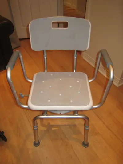 Chaise ajustable pour personne à mobilité réduite. Aide au bais ou a la douche. Payé 181,65 $ à la M...