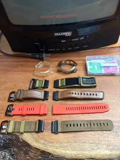 1 bracelet en cuir veritable, tres bonne condition. 1 en silicone, comme neuf 2 en tissus, style mil...