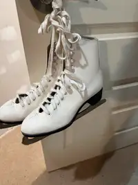 Women’s white skates size 7