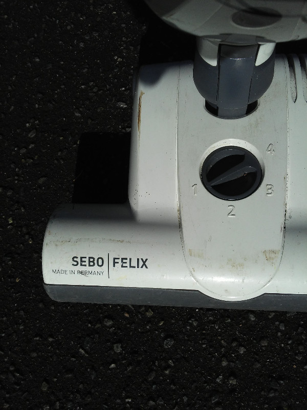 Sebo Felix Upright Vacuum in Vacuums in Campbell River - Image 2