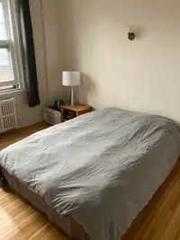 Bedroom in large sunny Westmount apartment (available in July 1)