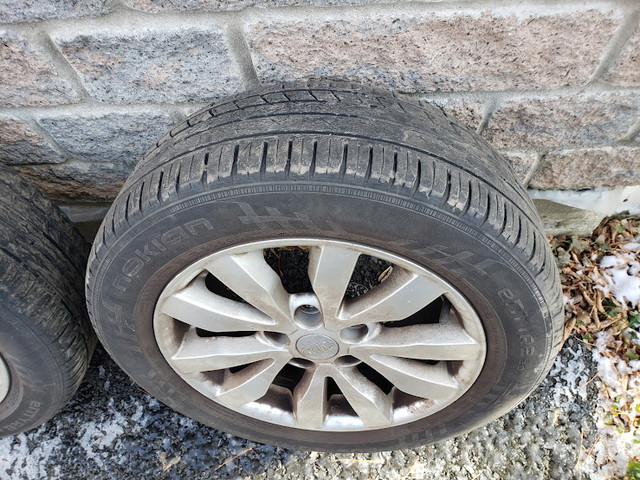 2 Mag Kia et pneu Nokian 205 60R 16 bon etat dans Autres pièces et accessoires  à Longueuil/Rive Sud - Image 2