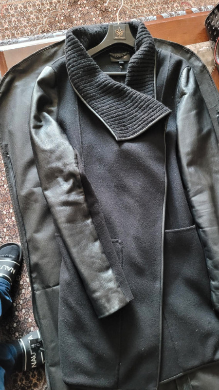 Manteau Mackage pour femme, Medium, originale, en très bon état. dans Femmes - Hauts et vêtements d'extérieur  à Ville de Montréal - Image 2