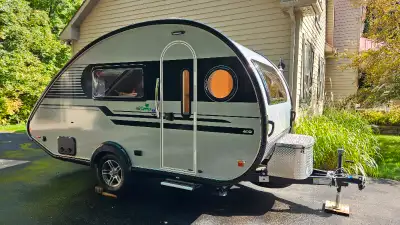 Roulotte Nucamp Tab 400, en excellente condition, très peu utilisée, longueur 18 pieds, léger - 2840...