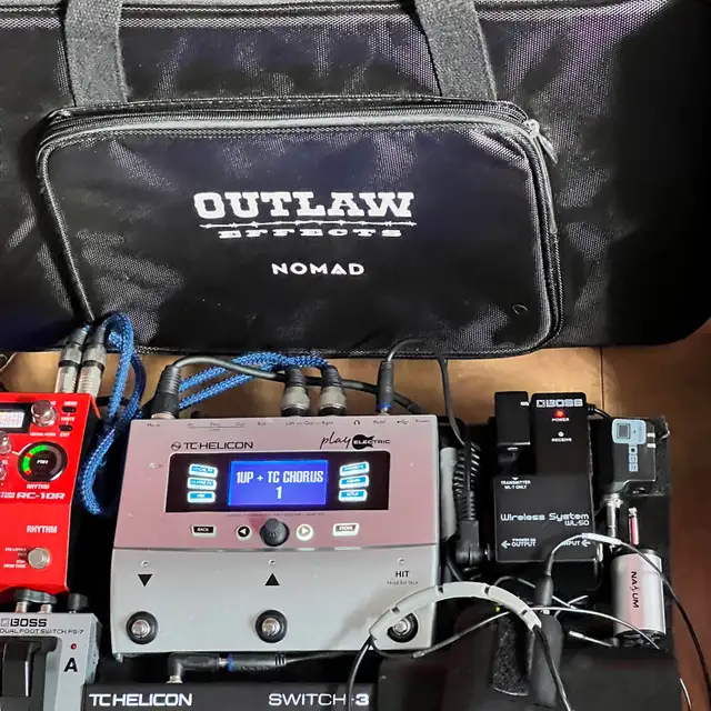 all pedals are wireless plus rechargeable Pedalboard and more  in Guitars in Ottawa - Image 10