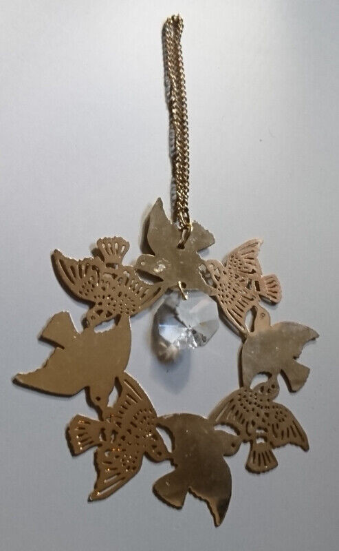 Vintage Gold Plated Circle of Birds Ornament in Arts & Collectibles in Oshawa / Durham Region - Image 3