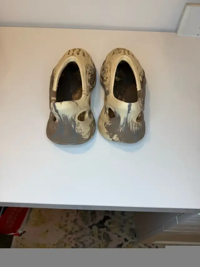 Adidas Yeezy Foam RNNR in Men's Shoes in Windsor Region - Image 4