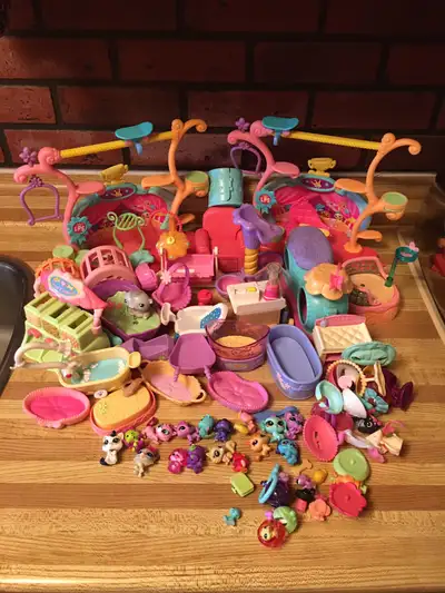 Toy LPS-LITTLEST PET SHOP Collection.There are many pieces included and there are also some teeny ti...