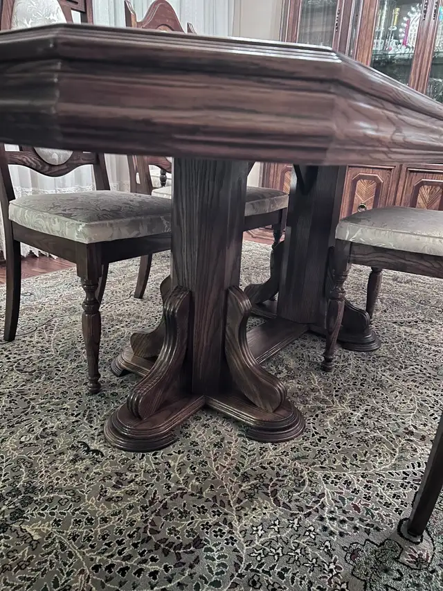 Oak Dinning Table/Hutch/6 chairs in Dining Tables & Sets in City of Toronto - Image 5