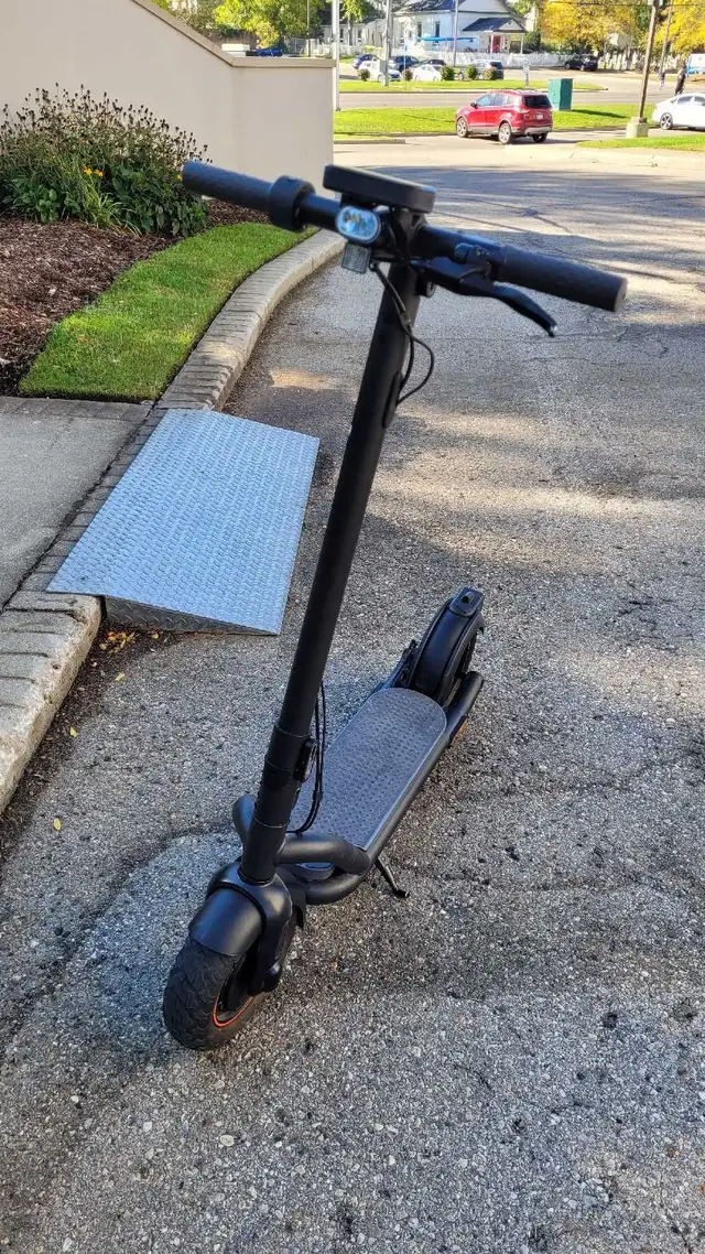 e scooter; Navee N65 in eBike in London - Image 4